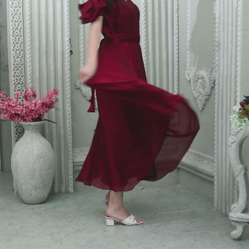 
                  
                    Charger et lire la vidéo dans la visionneuse de la galerie, Cherry Red Partywear Heart Neck Dress
                  
                