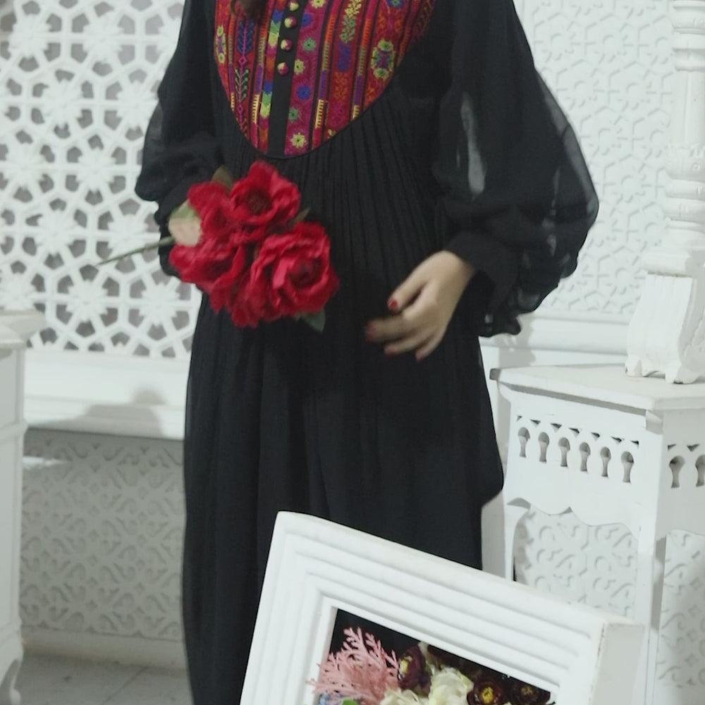 
                  
                    Charger et lire la vidéo dans la visionneuse de la galerie, Maxim Creation Black Mule Tiered Maxi Dress
                  
                