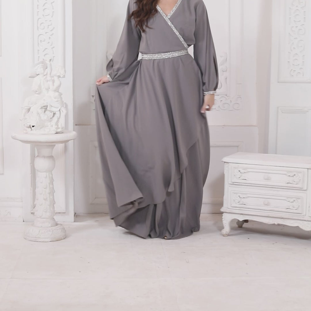 
                  
                    Charger et lire la vidéo dans la visionneuse de la galerie, Minimalistic Designer Abaya in Grey Kaftan Dress
                  
                